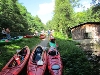 Przenoszenie kajaków w dół (6 m) na Skarlankę w Grzmięcy